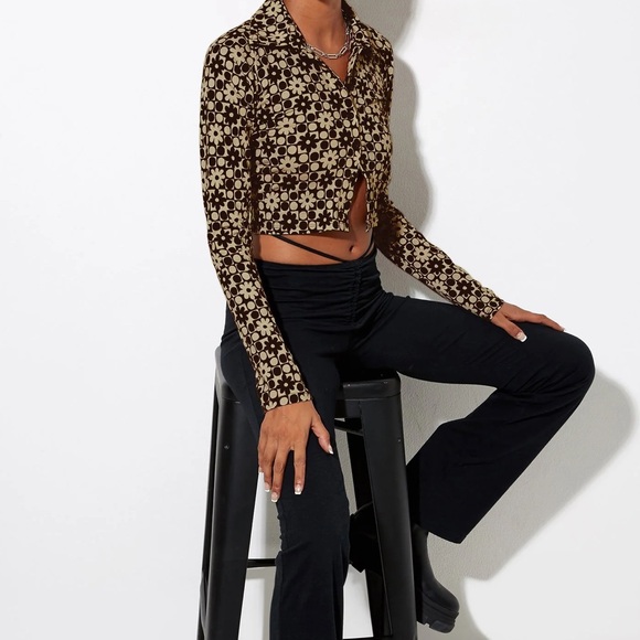 MOTEL: Ryals Crop Top in Patchwork Daisy Brown - Picture 2 of 8